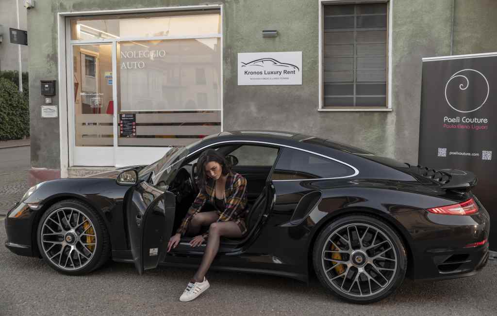 Kronos Luxury Rent di Giuseppe Alfieri, sponsor degli shooting di febbraio 2023 di Paelì Couture a Valenza AL con la modella professionista Valentina Corvino